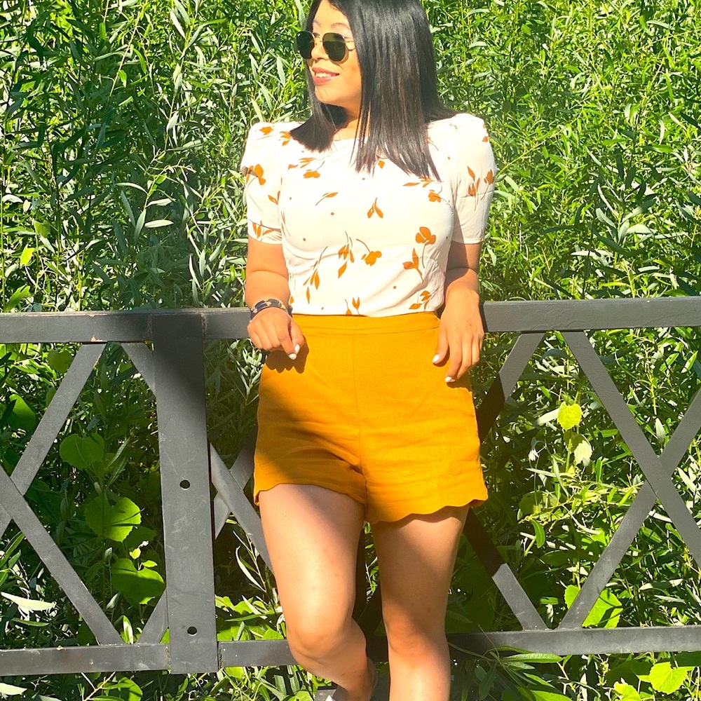 Scallops mustard yellow shorts